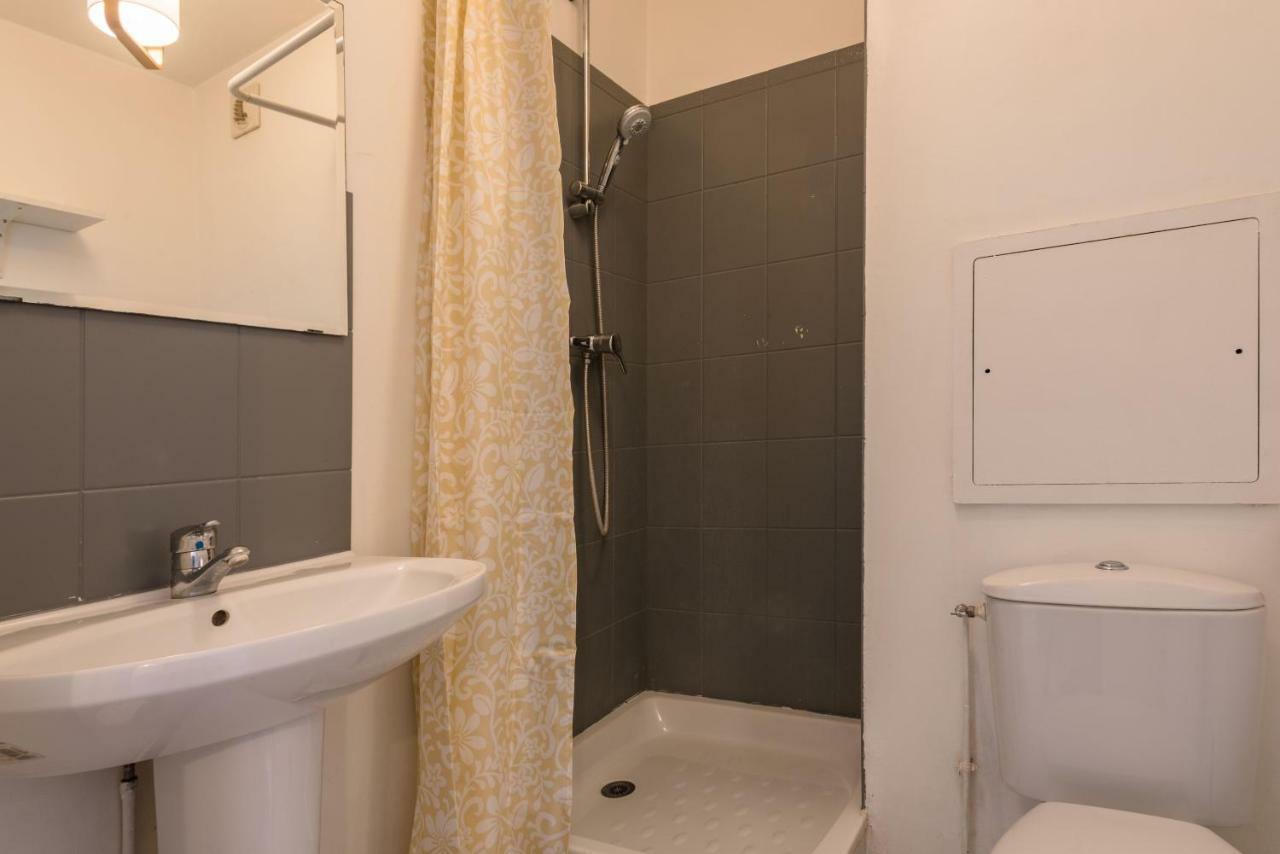 Standing In Disneyland Bmyguest Appartement