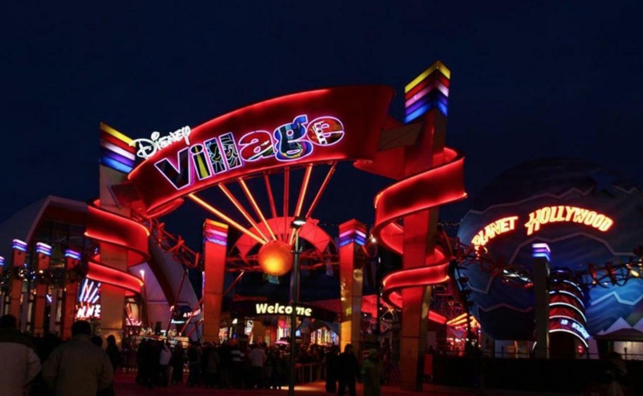 Standing In Disneyland Bmyguest Serris